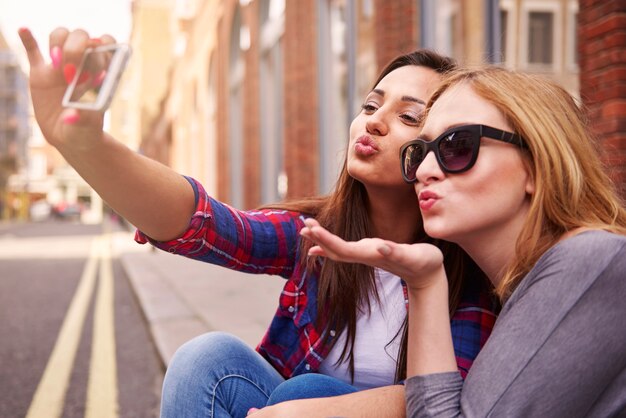 Tomando una selfie durante el día soleado