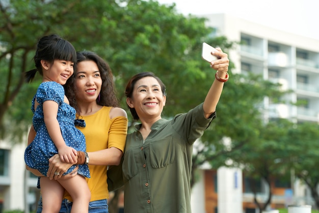 Tomando selfie con familia