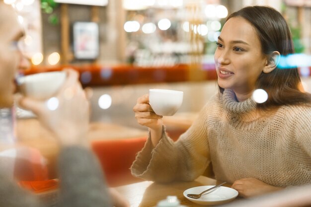 Tomando el té en café