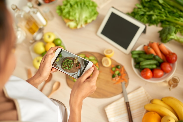 Foto gratuito tomar foto de ensalada