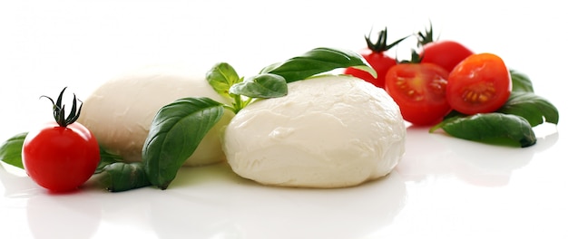 Foto gratuita tomate, albahaca y mozzarella