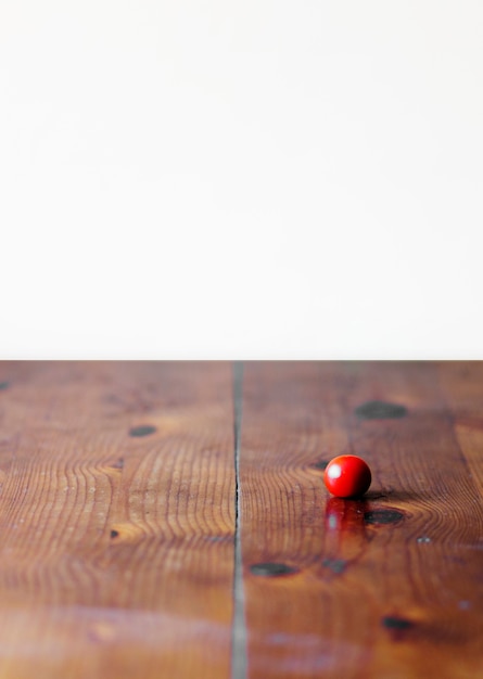 Foto gratuita tomate cherry rojo sobre fondo de textura de madera