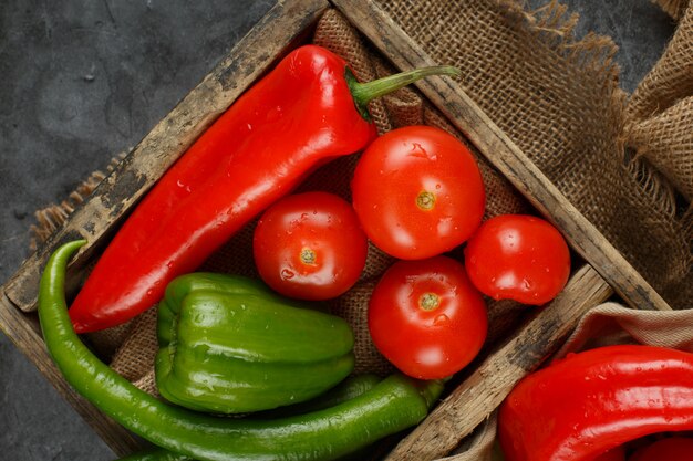 Tomate y chiles juntos. Vista superior.