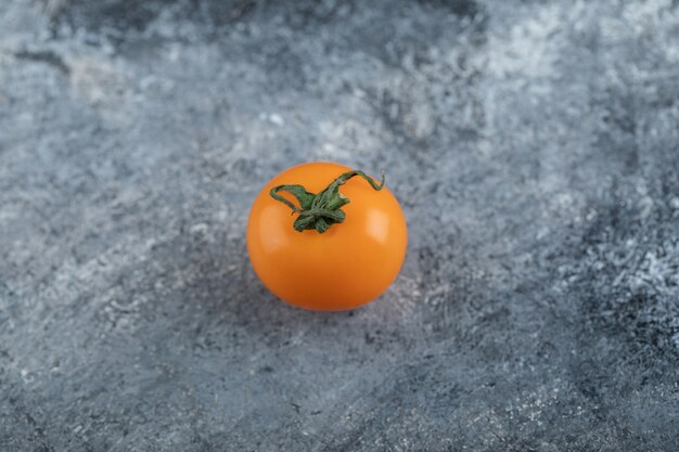 Un tomate fresco orgánico amarillo. Foto de alta calidad