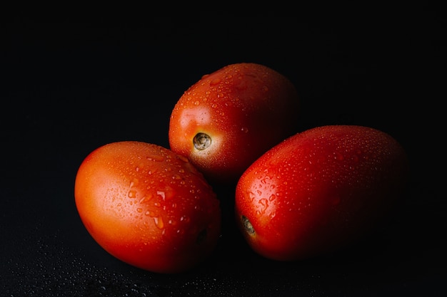 Tomate fresco en la oscuridad