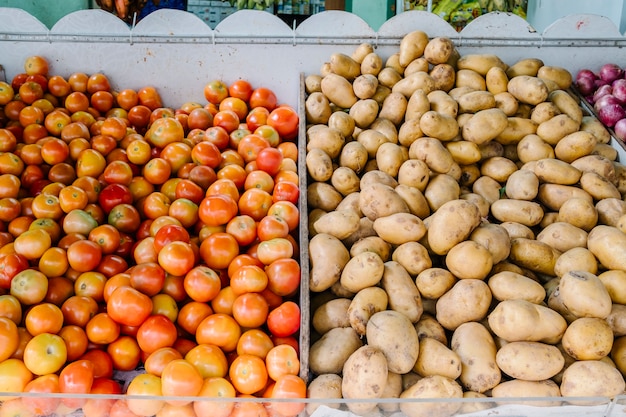 Tomate fresco y papa en el mercado