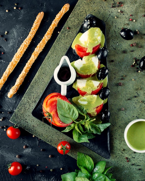 Tomate con hierbas y galletas saladas