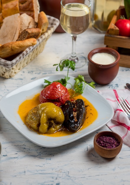 Tomate, pimiento verde y berenjenas rellenas de carne y arroz, verduras en salsa de aceite, dolma.