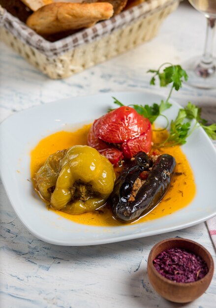 Tomate, pimiento verde y berenjenas rellenas de carne y arroz, verduras en salsa de aceite, dolma.