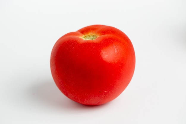 Foto gratuita tomate rojo aislado