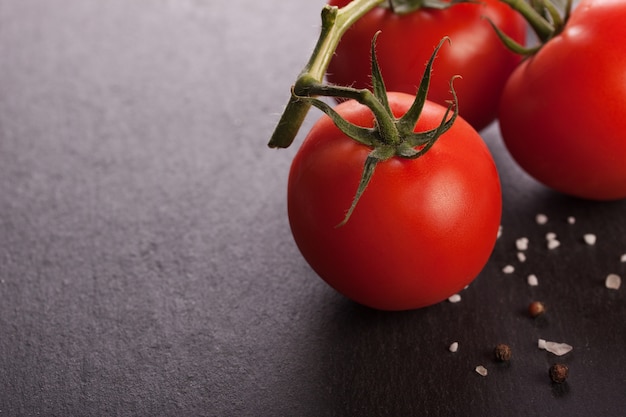 Tomate rojo fresco con una rama