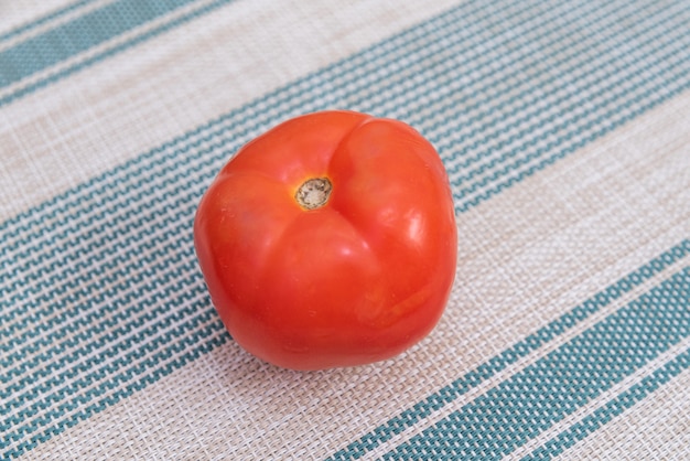 Tomate rojo en la mesa