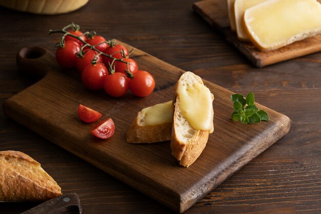 Tomates de alto ángulo y pan con queso.