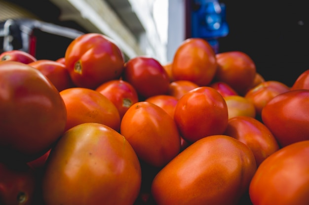 Foto gratuita tomates apilados