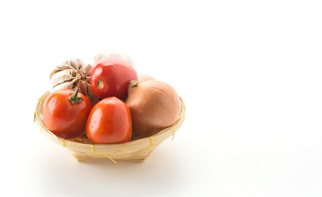 Tomates, cebolla y ajo en la canasta