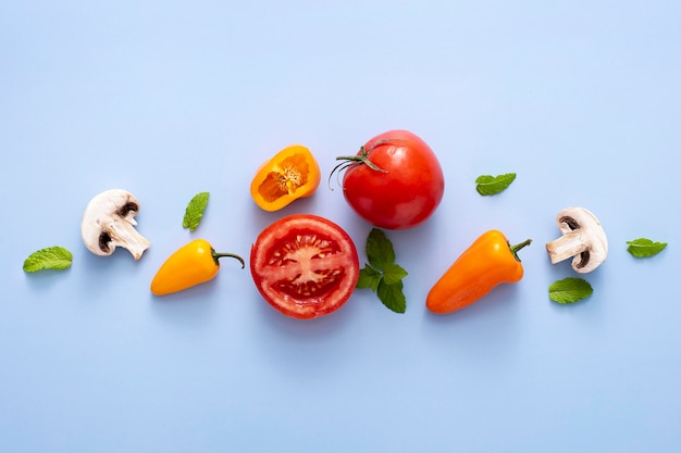 Tomates, champiñones y pimientos de vista superior