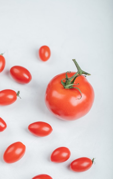 Foto gratuita tomates cherry alrededor de tomate normal. foto de alta calidad