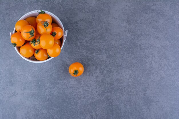 Foto gratuita tomates cherry amarillos aislados en superficie azul