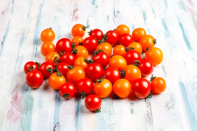 Tomates cherry amarillos y rojos.