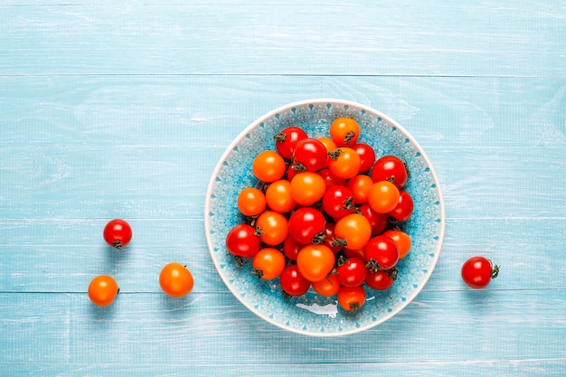 Tomates cherry amarillos y rojos.