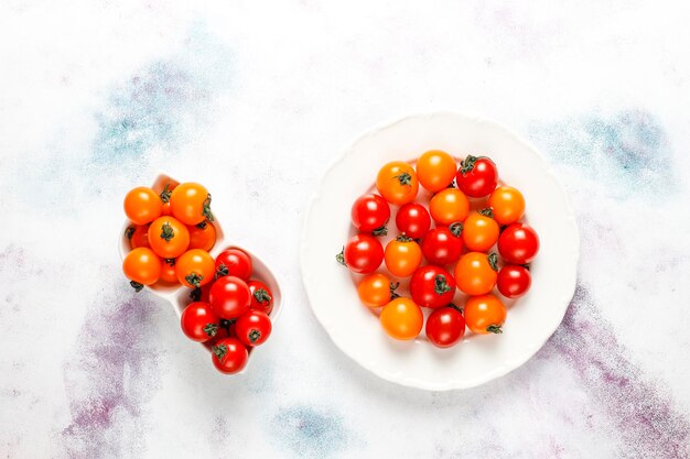 Tomates cherry amarillos y rojos.