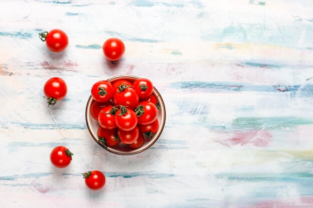 Tomates cherry amarillos y rojos.