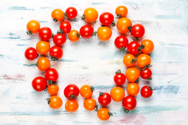 Tomates cherry amarillos y rojos.