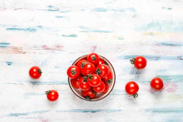 Tomates cherry amarillos y rojos.