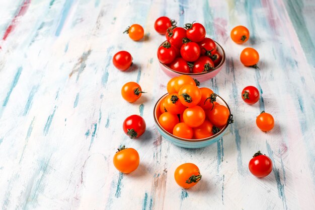 Tomates cherry amarillos y rojos.