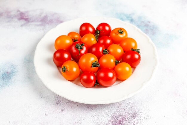 Tomates cherry amarillos y rojos.