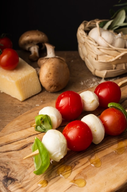 Tomates cherry y brochetas de mozzarella