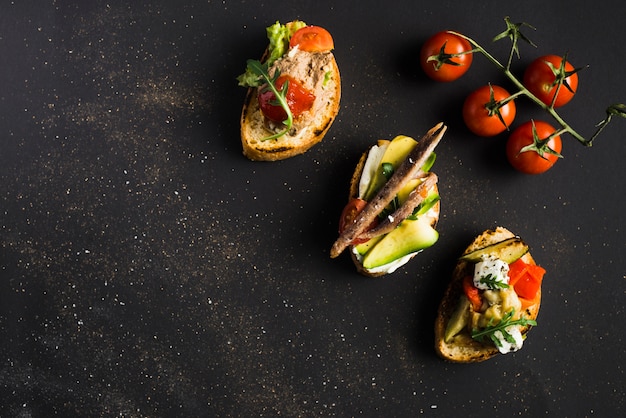 Tomates cherry cerca de tartines