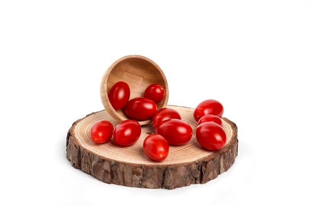 Tomates cherry frescos en un cuenco de madera