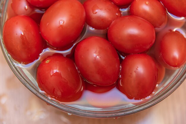 Tomates cherry en la mesa