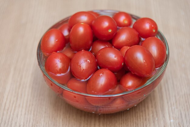 Tomates cherry en la mesa