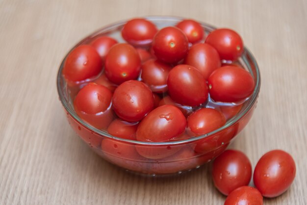 Tomates cherry en la mesa