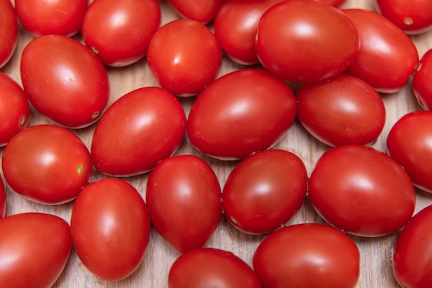 Tomates cherry en la mesa