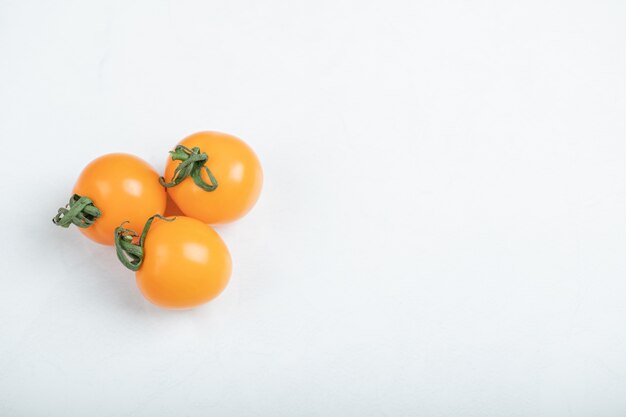 Tomates Cherry orgánicos aislados sobre fondo blanco. . Foto de alta calidad