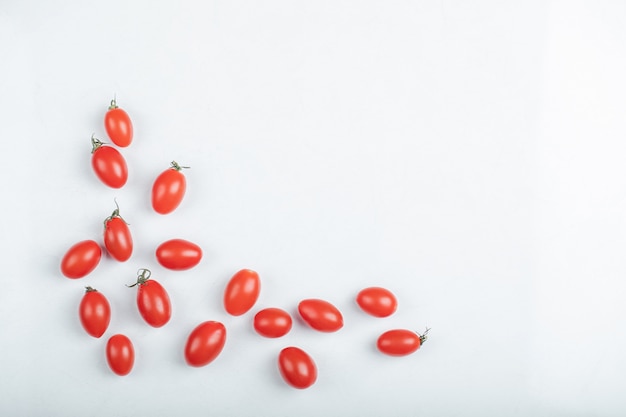 Tomates cherry orgánicos sobre fondo blanco. Foto de alta calidad