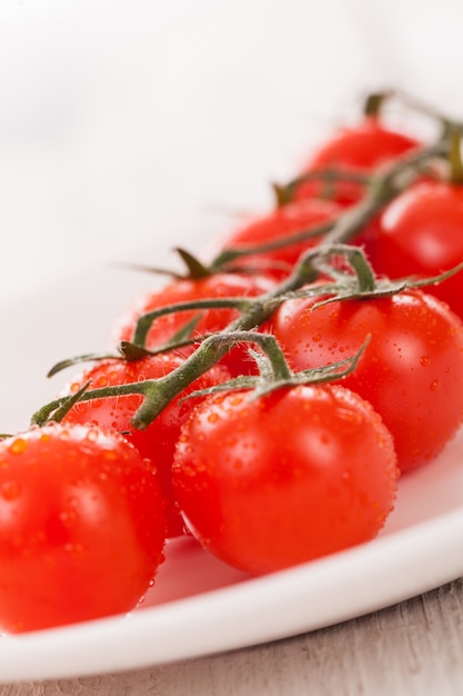 Tomates cherry en una rama en un plato