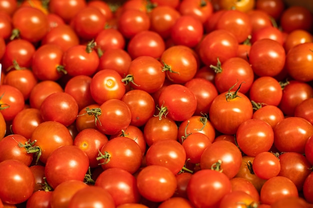 Tomates cherry rojos brillantes deliciosos.