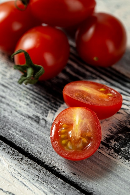 Tomates cherry rojos en escritorio de madera gris