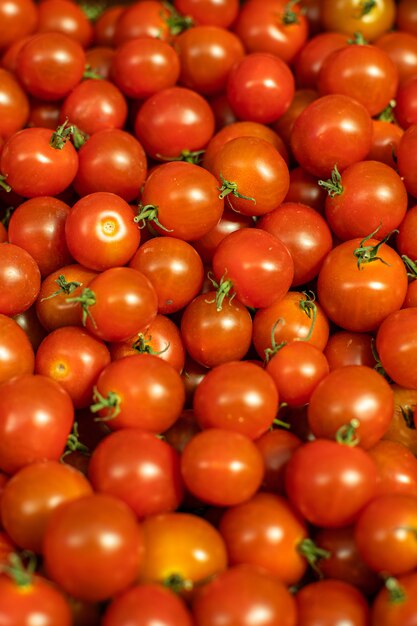 Tomates cherry rojos maduros brillantes