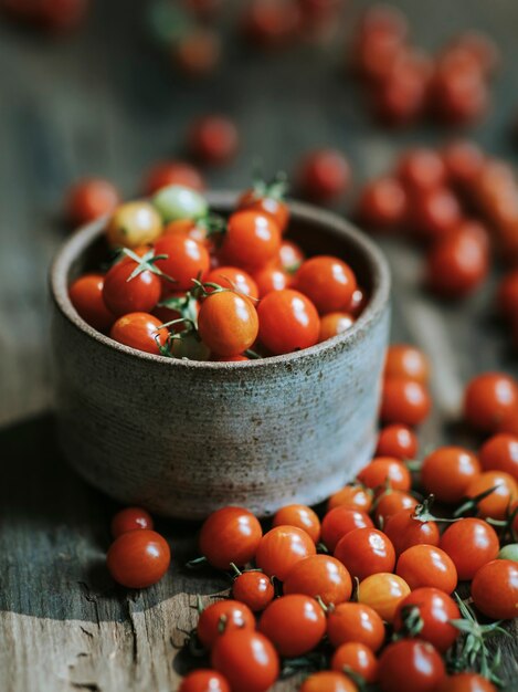 Tomates cherry rojos orgánicos frescos