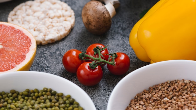 Tomates cherry rojos; seta; pastel de arroz inflado pomelo; pimiento; frijol mungo y semillas de alholva