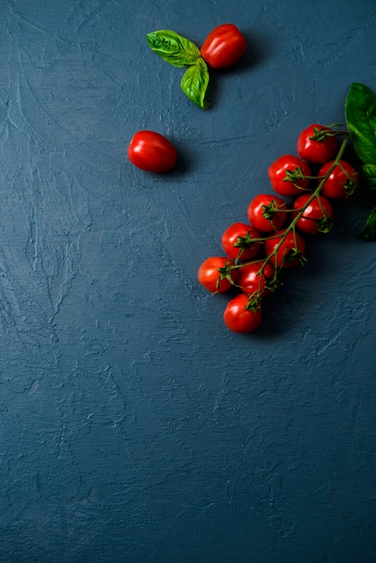 Tomates cherry sobre superficie azul