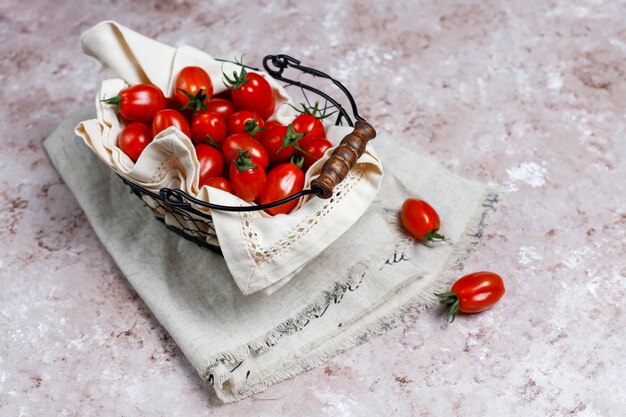 Tomates cherry de varios colores, tomates cherry amarillos y rojos sobre fondo claro