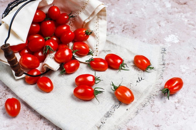 Tomates cherry de varios colores, tomates cherry amarillos y rojos sobre fondo claro