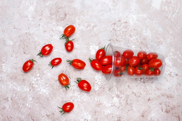 Tomates cherry de varios colores, tomates cherry amarillos y rojos sobre fondo claro