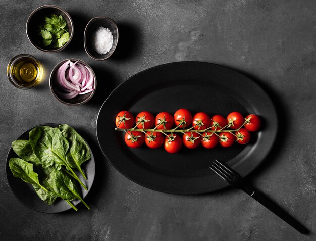 Tomates cherry y verduras para ensalada